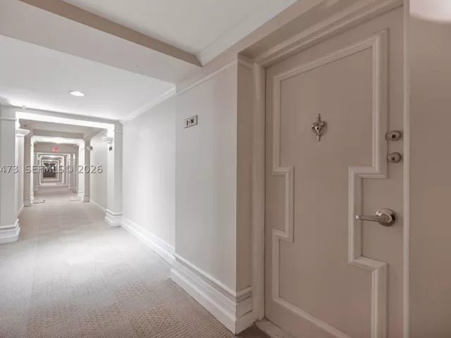 1-bedroom condo for sale in Miami Beach - 5700 Collins Ave 5J - MondialRealty