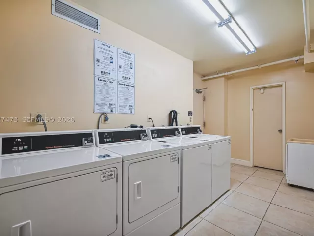 1-bedroom condo for sale in Miami Beach - 5700 Collins Ave 5J - MondialRealty