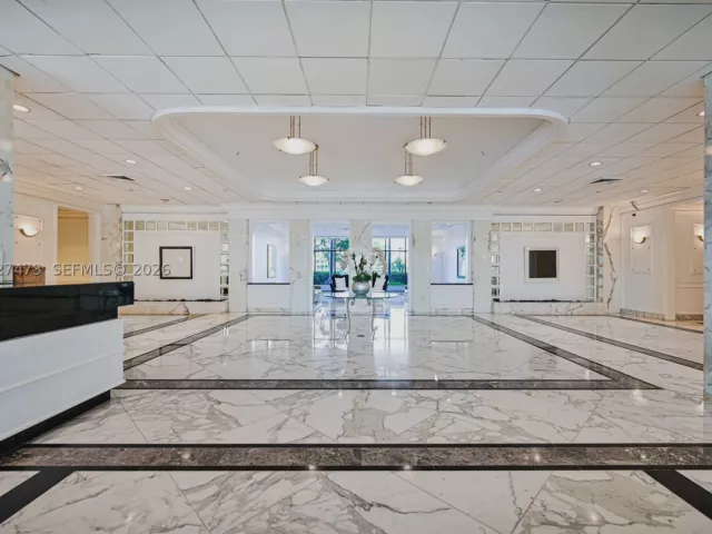 1-bedroom condo for sale in Miami Beach - 5700 Collins Ave 5J - MondialRealty