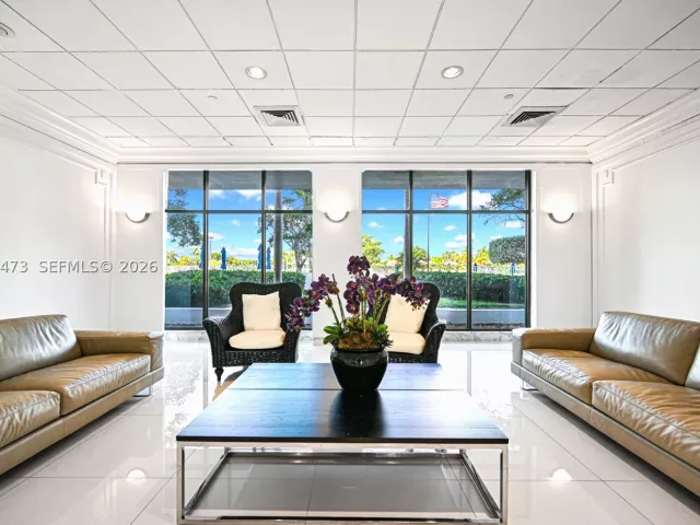1-bedroom condo for sale in Miami Beach - 5700 Collins Ave 5J - MondialRealty