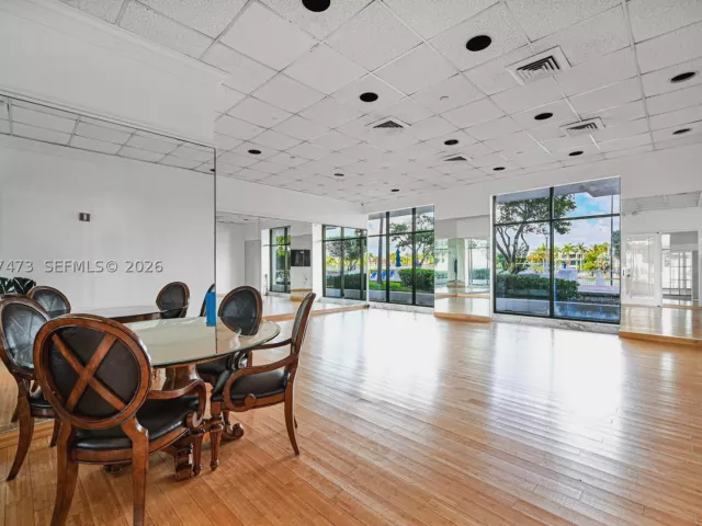 1-bedroom condo for sale in Miami Beach - 5700 Collins Ave 5J - MondialRealty