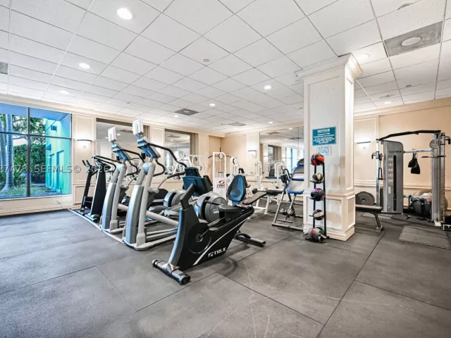 1-bedroom condo for sale in Miami Beach - 5700 Collins Ave 5J - MondialRealty