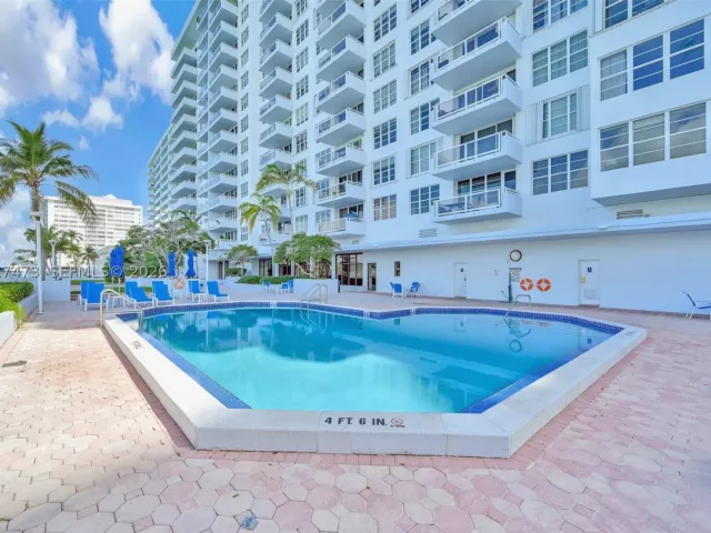 1-bedroom condo for sale in Miami Beach - 5700 Collins Ave 5J - MondialRealty