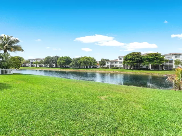 3-bedroom home for sale in West Palm Beach - 3260 Commodore Court - MondialRealty