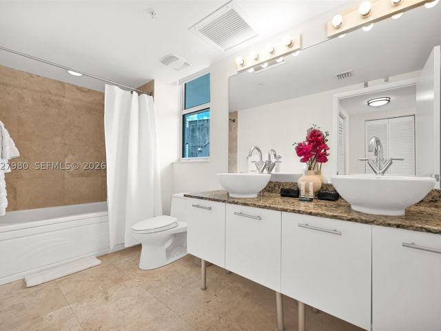 2-bedroom condo for rent in Miami - 41 SE 5th St 517 - MondialRealty