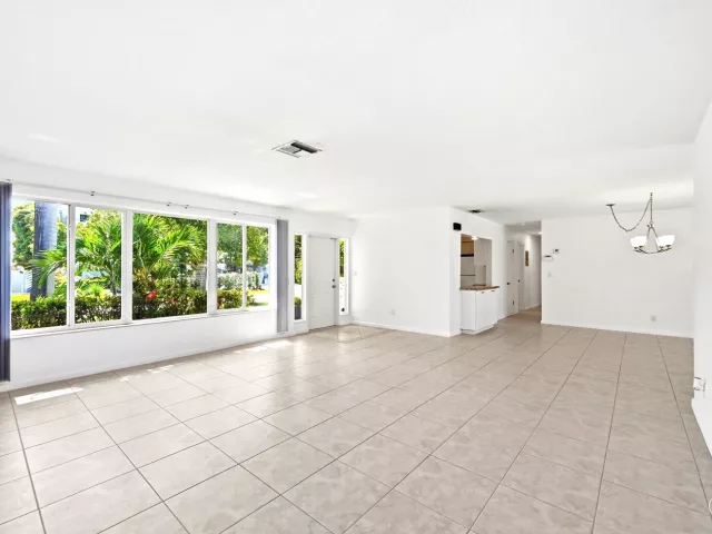 3-bedroom home for rent in Lauderdale By The Sea - 4454 W Tradewinds Avenue W - MondialRealty