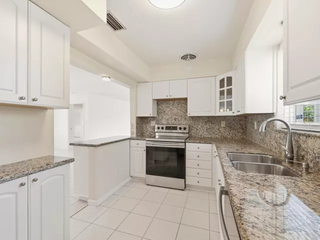 3-bedroom home for rent in Lauderdale By The Sea - 4454 W Tradewinds Avenue W - MondialRealty