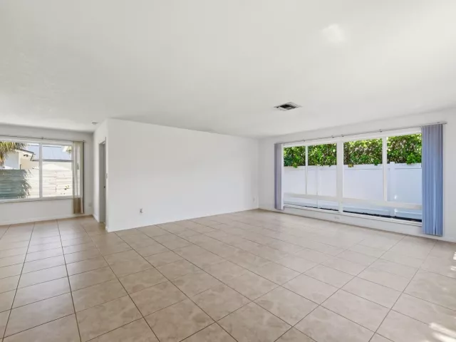 3-bedroom home for rent in Lauderdale By The Sea - 4454 W Tradewinds Avenue W - MondialRealty