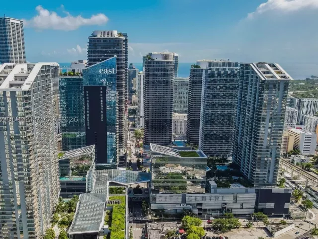 1-bedroom condo for rent in Miami - 45 SW 9th St 2204 - MondialRealty