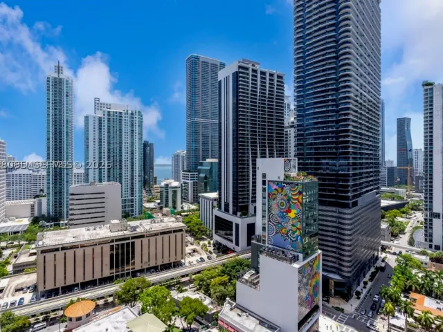 1-bedroom condo for rent in Miami - 45 SW 9th St 2204 - MondialRealty