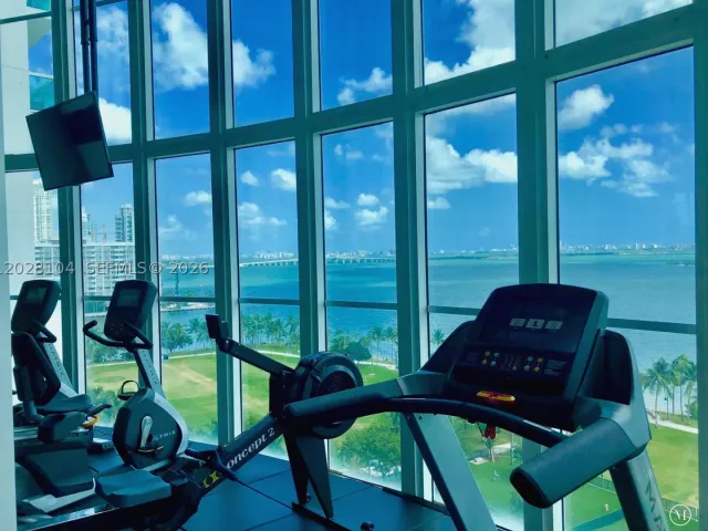 2-bedroom condo for rent in Miami - 1800 N Bayshore Dr 915 - MondialRealty