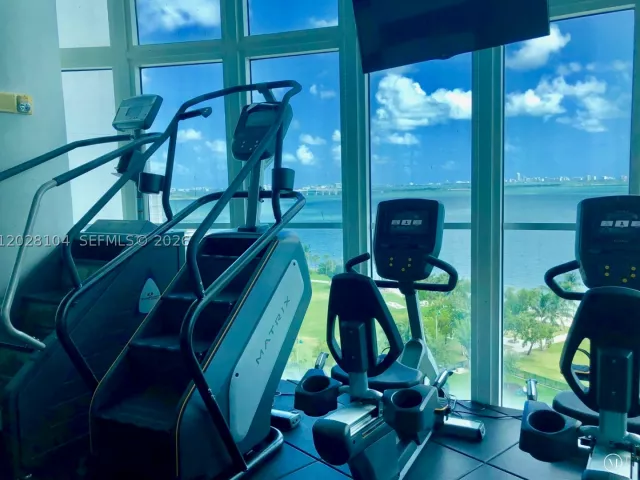 2-bedroom condo for rent in Miami - 1800 N Bayshore Dr 915 - MondialRealty