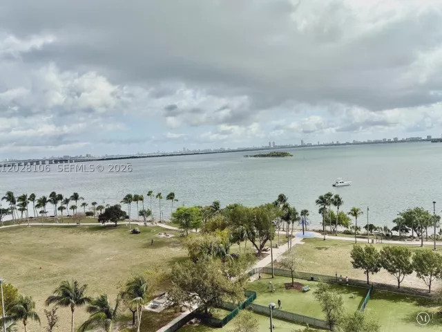 2-bedroom condo for rent in Miami - 1800 N Bayshore Dr 905 - MondialRealty