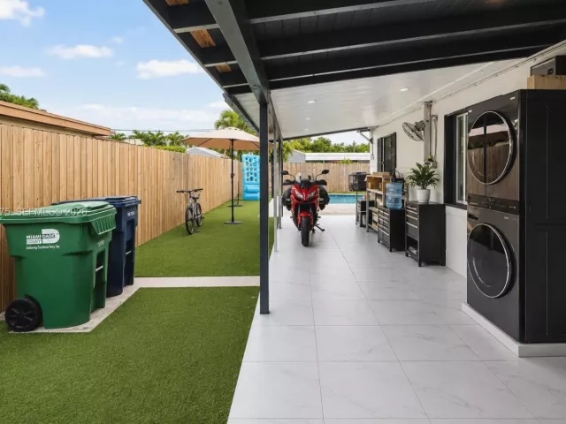 4-bedroom home for sale in Miami - 10730 SW 52nd Ter - MondialRealty