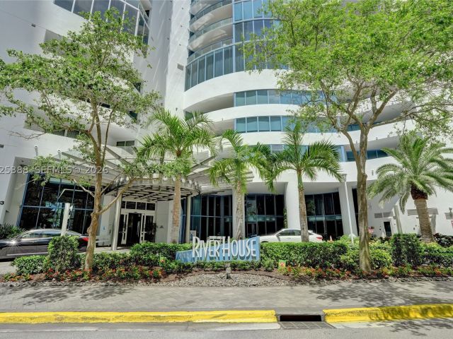 2-bedroom condo for sale in Fort Lauderdale - 333 Las Olas Way 1608 - MondialRealty