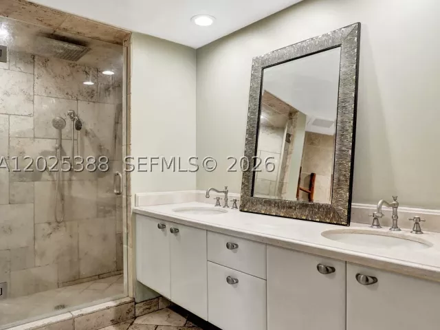 2-bedroom condo for sale in Fort Lauderdale - 333 Las Olas Way 1608 - MondialRealty