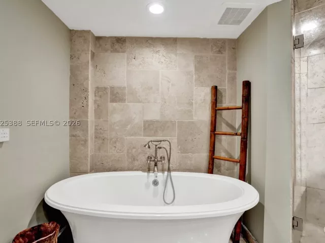 2-bedroom condo for sale in Fort Lauderdale - 333 Las Olas Way 1608 - MondialRealty