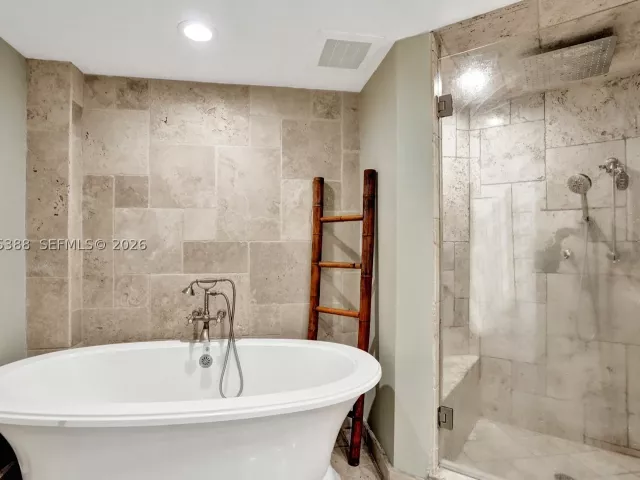 2-bedroom condo for sale in Fort Lauderdale - 333 Las Olas Way 1608 - MondialRealty