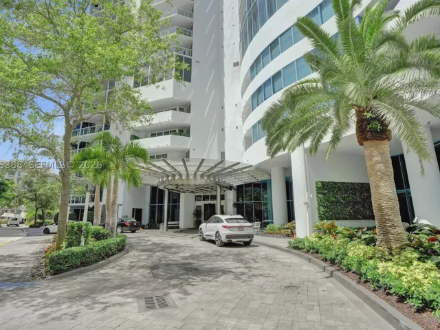2-bedroom condo for sale in Fort Lauderdale - 333 Las Olas Way 1608 - MondialRealty