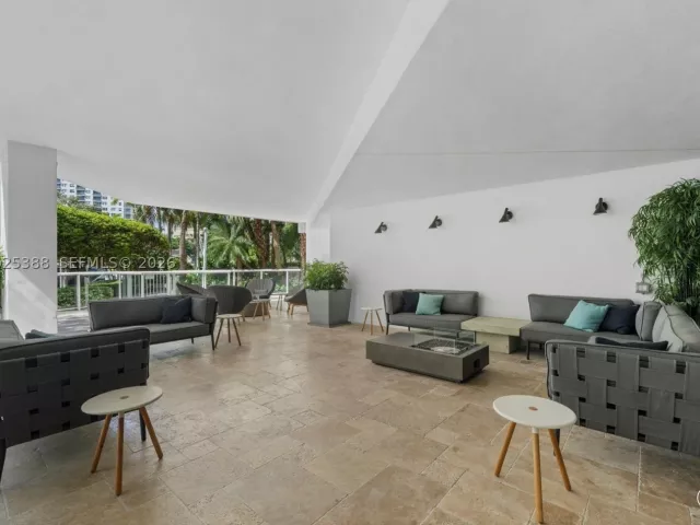 2-bedroom condo for sale in Fort Lauderdale - 333 Las Olas Way 1608 - MondialRealty