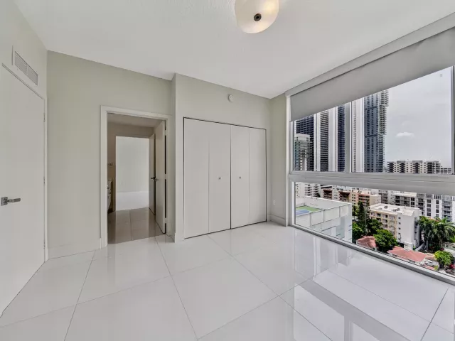 3-bedroom condo for rent in Miami - 600 NE 27th Street 1605 - MondialRealty