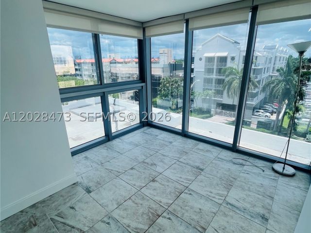 3-bedroom condo for rent in Miami Beach - 2655 Collins Ave 602 - MondialRealty