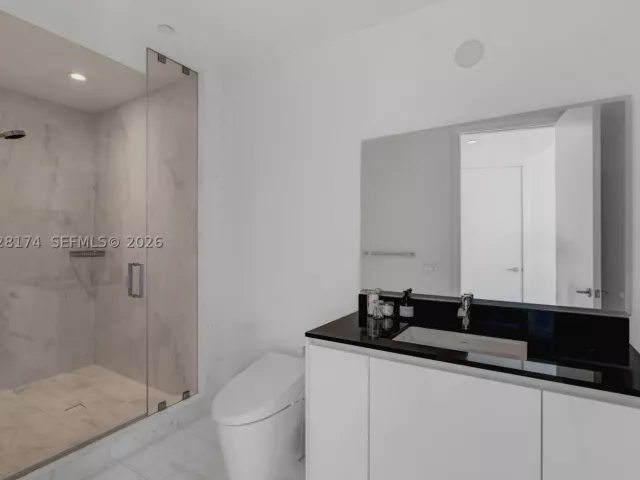 4-bedroom condo for rent in Sunny Isles Beach - 18555 Collins Ave 5105 - MondialRealty