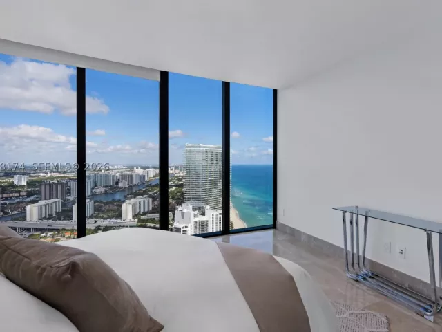 4-bedroom condo for rent in Sunny Isles Beach - 18555 Collins Ave 5105 - MondialRealty