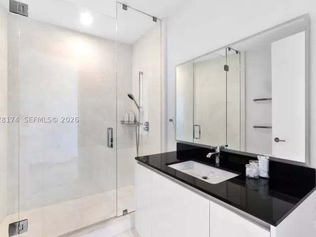4-bedroom condo for rent in Sunny Isles Beach - 18555 Collins Ave 5105 - MondialRealty