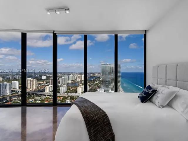 4-bedroom condo for rent in Sunny Isles Beach - 18555 Collins Ave 5105 - MondialRealty