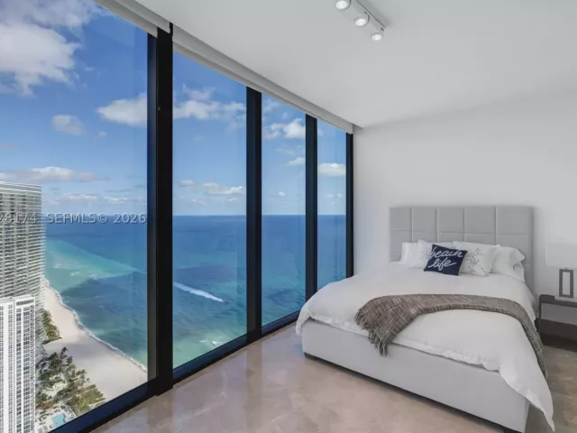 4-bedroom condo for rent in Sunny Isles Beach - 18555 Collins Ave 5105 - MondialRealty