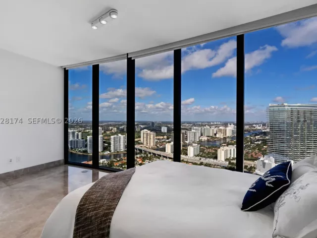 4-bedroom condo for rent in Sunny Isles Beach - 18555 Collins Ave 5105 - MondialRealty