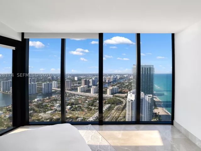 4-bedroom condo for rent in Sunny Isles Beach - 18555 Collins Ave 5105 - MondialRealty