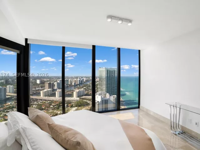 4-bedroom condo for rent in Sunny Isles Beach - 18555 Collins Ave 5105 - MondialRealty