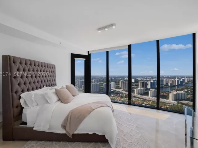 4-bedroom condo for rent in Sunny Isles Beach - 18555 Collins Ave 5105 - MondialRealty