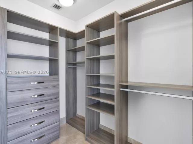 4-bedroom condo for rent in Sunny Isles Beach - 18555 Collins Ave 5105 - MondialRealty
