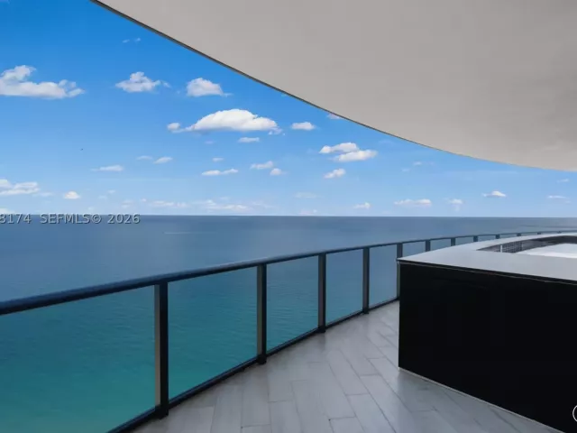 4-bedroom condo for rent in Sunny Isles Beach - 18555 Collins Ave 5105 - MondialRealty