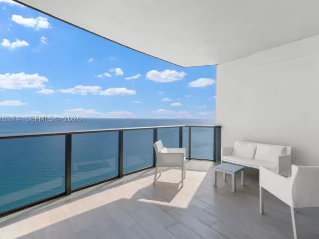 4-bedroom condo for rent in Sunny Isles Beach - 18555 Collins Ave 5105 - MondialRealty