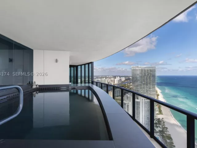 4-bedroom condo for rent in Sunny Isles Beach - 18555 Collins Ave 5105 - MondialRealty