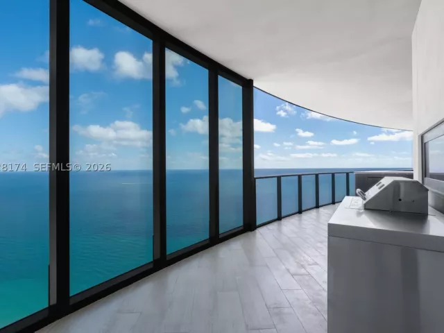 4-bedroom condo for rent in Sunny Isles Beach - 18555 Collins Ave 5105 - MondialRealty