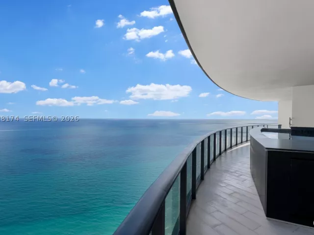 4-bedroom condo for rent in Sunny Isles Beach - 18555 Collins Ave 5105 - MondialRealty