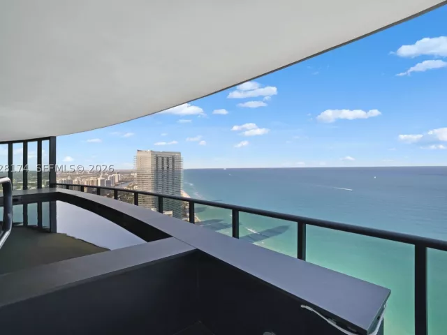 4-bedroom condo for rent in Sunny Isles Beach - 18555 Collins Ave 5105 - MondialRealty
