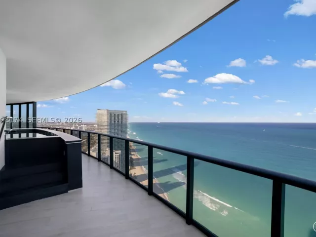 4-bedroom condo for rent in Sunny Isles Beach - 18555 Collins Ave 5105 - MondialRealty