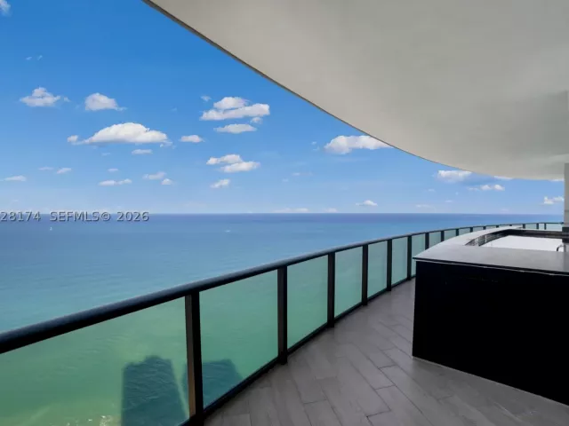 4-bedroom condo for rent in Sunny Isles Beach - 18555 Collins Ave 5105 - MondialRealty