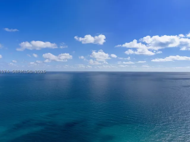 4-bedroom condo for rent in Sunny Isles Beach - 18555 Collins Ave 5105 - MondialRealty