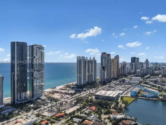 4-bedroom condo for rent in Sunny Isles Beach - 18555 Collins Ave 5105 - MondialRealty