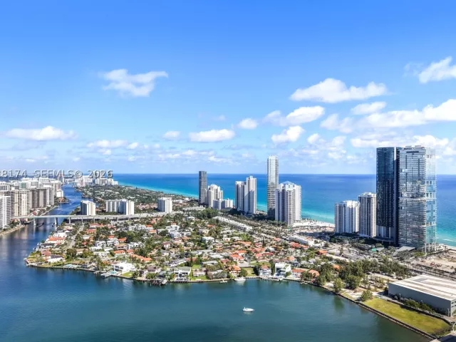 4-bedroom condo for rent in Sunny Isles Beach - 18555 Collins Ave 5105 - MondialRealty