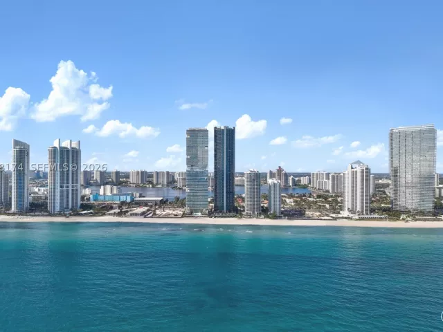 4-bedroom condo for rent in Sunny Isles Beach - 18555 Collins Ave 5105 - MondialRealty