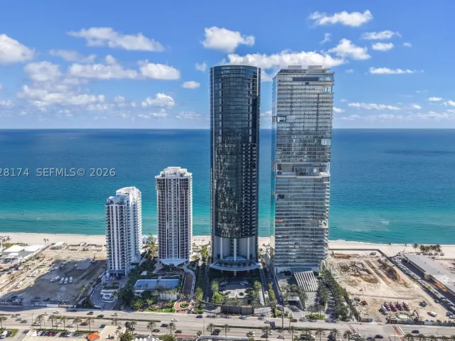 4-bedroom condo for rent in Sunny Isles Beach - 18555 Collins Ave 5105 - MondialRealty