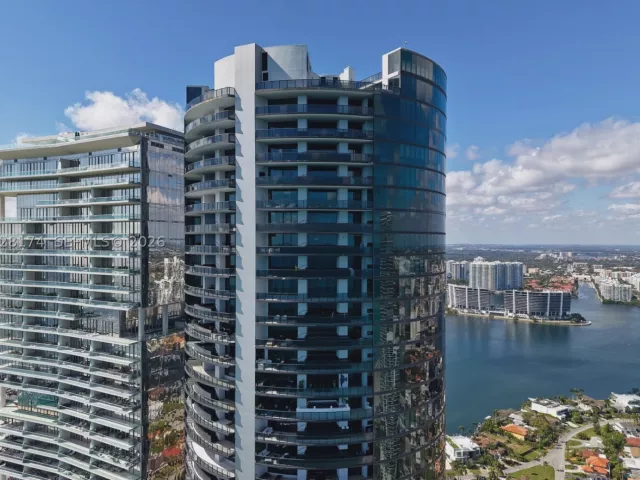 4-bedroom condo for rent in Sunny Isles Beach - 18555 Collins Ave 5105 - MondialRealty